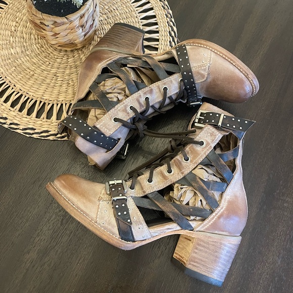 Freebird by Steven Cheyenne Black & Tan Lace Up Studded Leather Ankle Boots - Picture 10 of 14